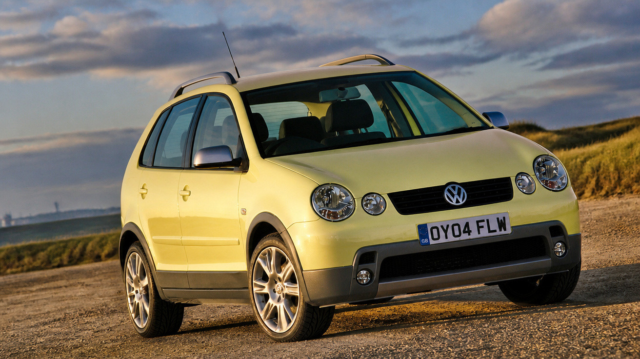 Viatura Volkswagen Polo amarelo estacionada em estrada de terra com céu parcialmente nublado ao fundo.