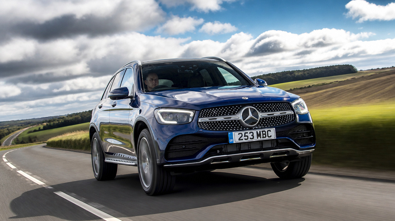 Carro Mercedes-Benz azul a circular numa estrada rural sob céu nublado.