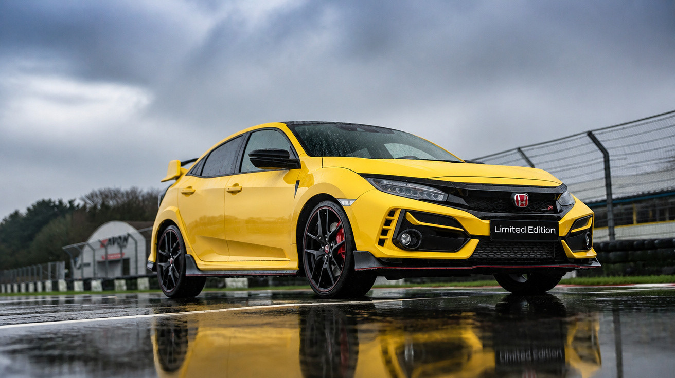 Carro desportivo amarelo Honda Civic Type R edição limitada estacionado em pista molhada.