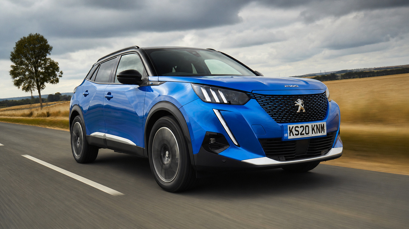 Automóvel SUV Peugeot azul em movimento numa estrada rural sob céu nublado.