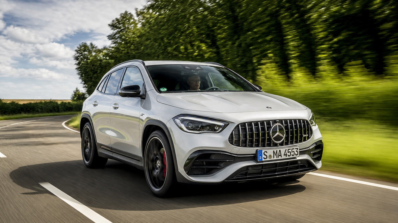 Carro Mercedes-Benz branco em movimento numa estrada rodeada de árvores verdes em dia claro.