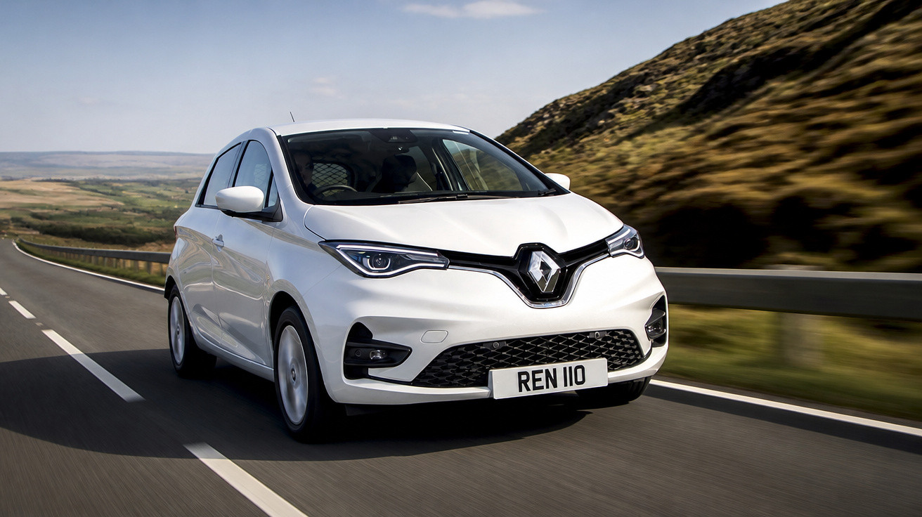 Carro branco Renault a circular numa estrada aberta com colinas e céu azul ao fundo.