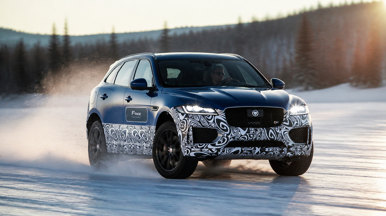Carro SUV Jaguar F-Pace a conduzir na neve com árvores desfocadas ao fundo e luz do sol baixa.
