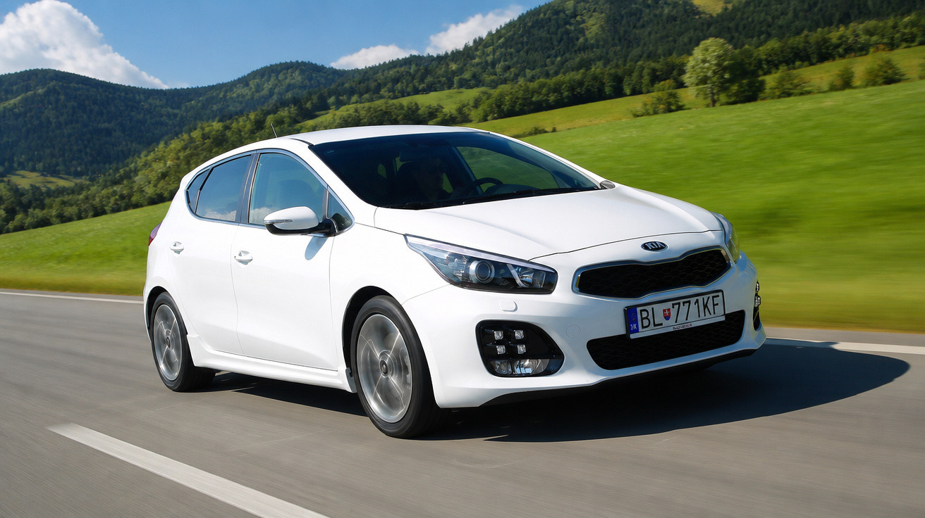 Carro branco Kia em movimento numa estrada com colinas verdes e céu azul ao fundo.