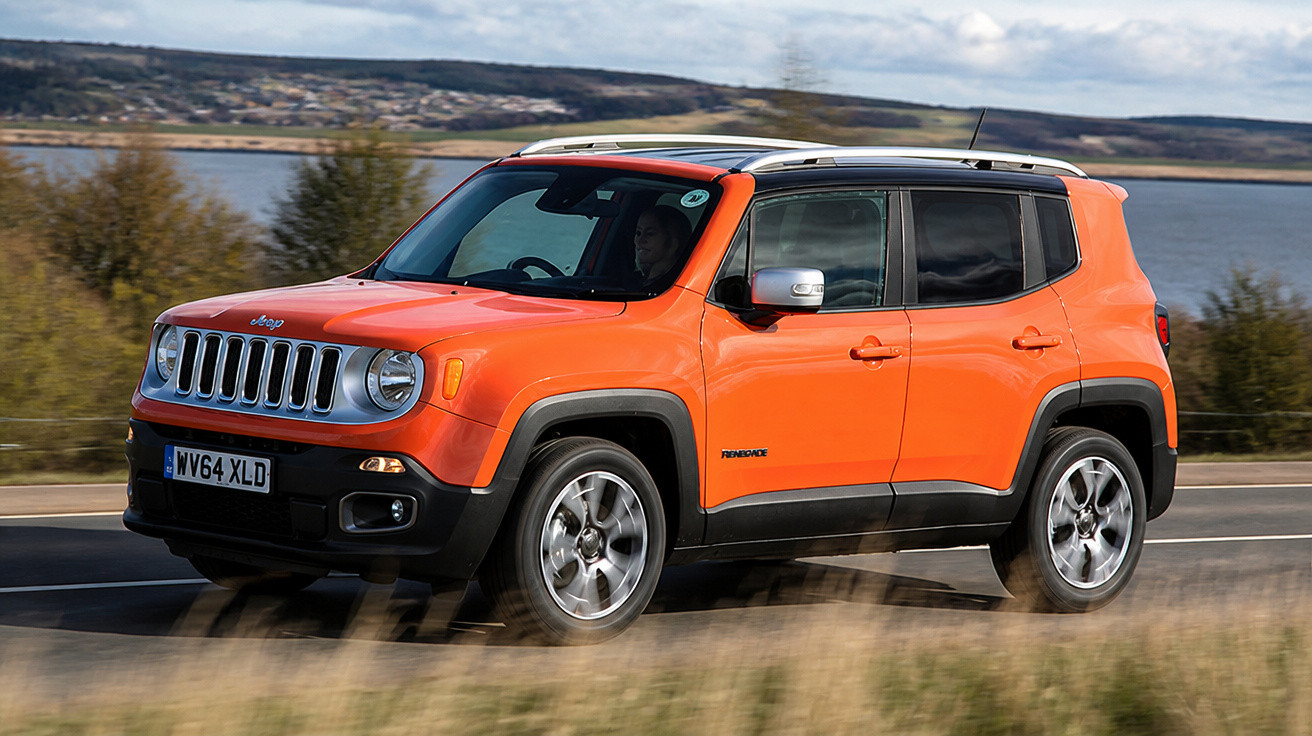 Carro Jeep Renegade laranja em movimento numa estrada junto a um lago e áreas naturais.