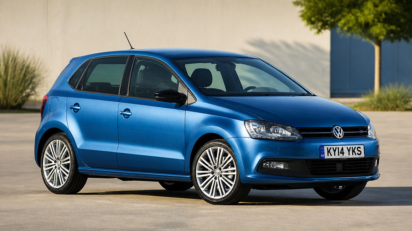 Carro Volkswagen Polo azul de cinco portas estacionado com fundo urbano e árvores.
