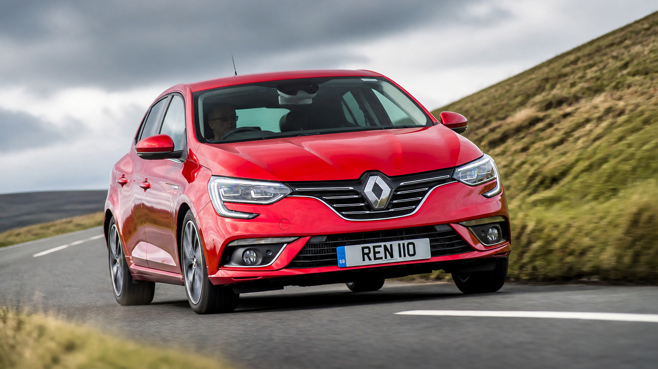 Carro Renault vermelho em estrada sinuosa com céu nublado e colinas verdes ao fundo.