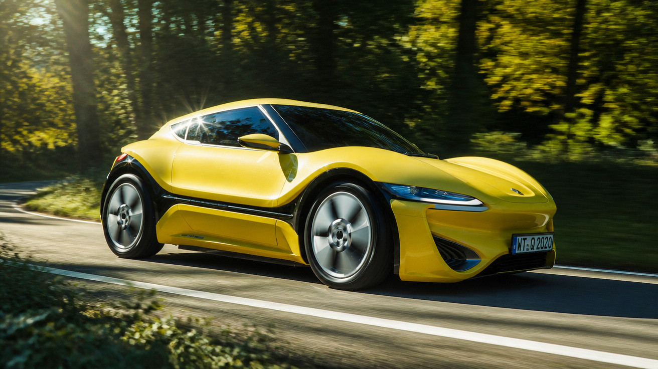 Carro desportivo amarelo a alta velocidade numa estrada rodeada de floresta iluminada pelo sol.